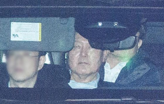 윤석열 대통령이 지난 15일 경기 의왕시 서울구치소로 이동하고 있다. [사진제공=뉴시스]