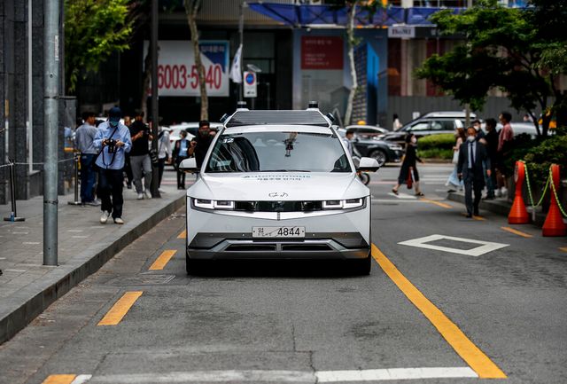 자율주행 전기차가 도로를 주행하고 있다. [사진제공=뉴시스]