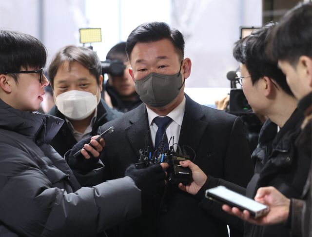 대통령경호처 이광우 경호본부장이 18일 서울 서대문구 경찰청에서 비상계엄 특별수사단 조사에 출석한 가운데, 취재진에 둘러싸여 있다. [사진제공=뉴시스]