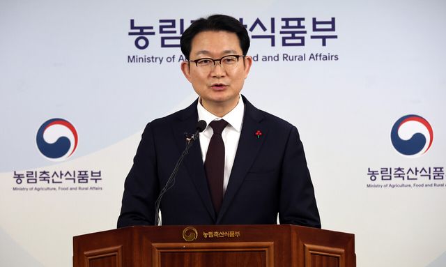 농림축산식품부 김종구 식량정책실장이 지난 8일 세종시 정부세종청사에서 설 성수품 수급안정 대책 주요 내용에 대해 발표했다. [사진 출처=뉴시스]