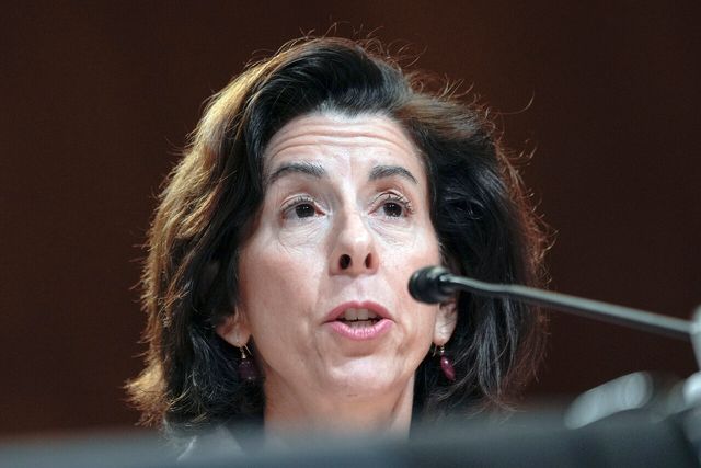 지나 러몬도 미국 상무부 장관이 지난 15일(현지시각) 미 상원 세출위원회에서 열린 2025 회계연도 예산심의 청문회에서 올 가을 중국산 커넥티드 차량에 대한 규제를 내놓을 것이라고 밝혔다. [사진제공=AP/뉴시스]