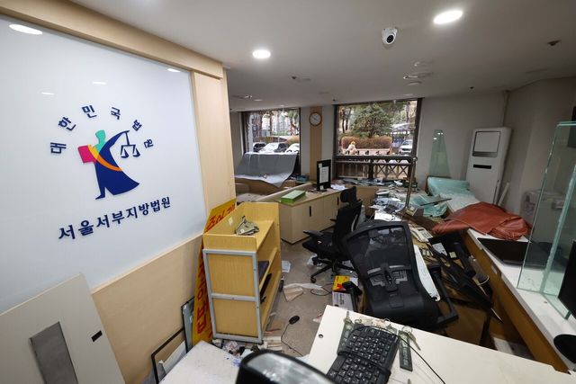 19일 서울 마포구 서울서부지방법원에 윤석열 대통령 지지자들이 난입해 내부 시설물과 집기 등이 파손돼 있다. [사진제공=뉴시스]
