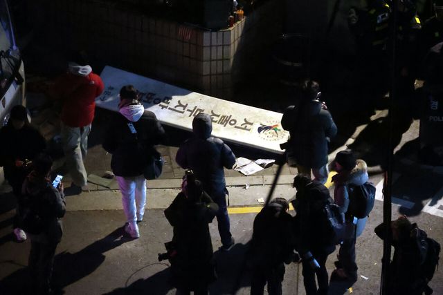 19일 오전 서울 마포구 서울서부지방법원 표지판이 윤석열 대통령 지지자들에 의해 파손돼 있다. [사진제공=뉴시스]