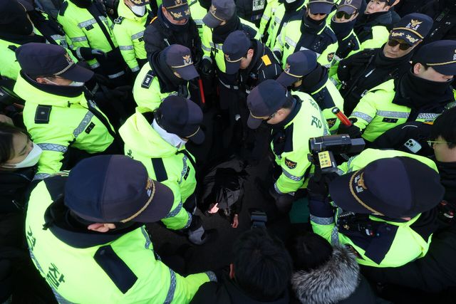 2일 서울 용산구 한남동 대통령 관저 인근에서 경찰이 해산 요구에 응하지 않는 윤석열 대통령 지지자들을 강제해산시키고 있다. [사진제공=뉴시스]