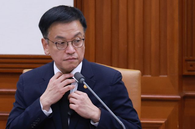 최상목 대통령 권한대행 부총리 겸 기획재정부 장관이 2일 서울 종로구 정부서울청사에서 열린 경제관계장관회의에서 넥타이를 고쳐 메고 있다. [사진제공=뉴시스]