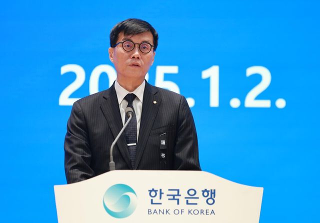 이창용 한국은행 총재가 2일 서울 중구 한국은행 별관 대강당에서 열린 한국은행 2025년 시무식에 참석해 발언하고 있다. [사진제공=뉴시스]