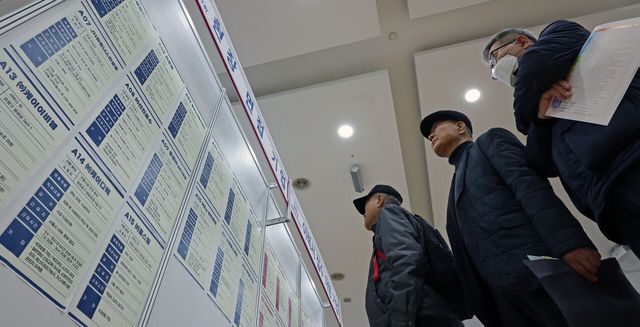 지난해 11월 21일 서울 은평구 은평구청에서 개최된 ‘2024 은평 어르신 일자리 박람회’를 찾은 구직자들이 구인 기업 관련 정보를 보고 있다. [사진제공=뉴시스]<br>