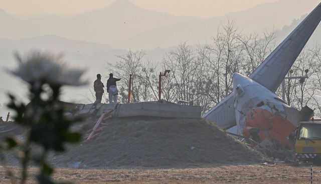 제주항공 여객기 참사 닷새 째인 2일 전남 무안군 무안국제공항 활주로 사고 현장 주변에서 국립과학수사연구원 감식반과 소방 대원 등이 현장을 살펴보고 있다. [사진제공=뉴시스]<br>