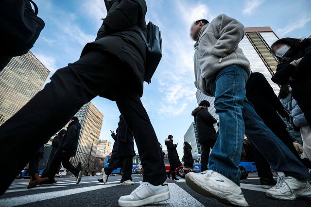 지난 2일 서울 종로구 광화문 인근에서 직장인들이 출근하기 위해 걸음을 재촉하고 있다. [사진제공=뉴시스]<br>
