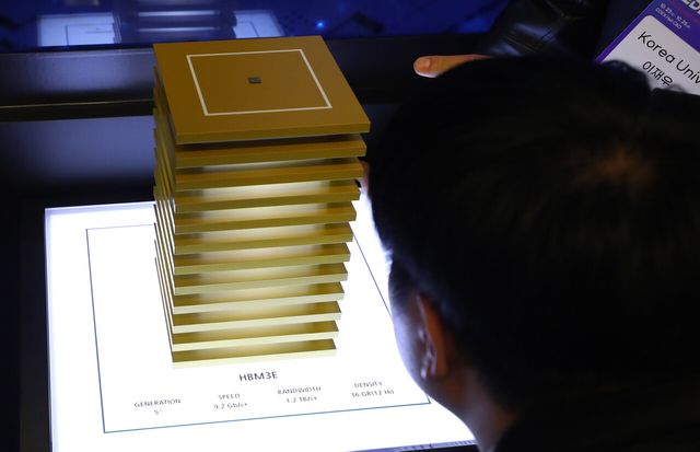 SK하이닉스의 5세대 고대역폭메모리(HBM3E) 12단 [사진제공=뉴시스]