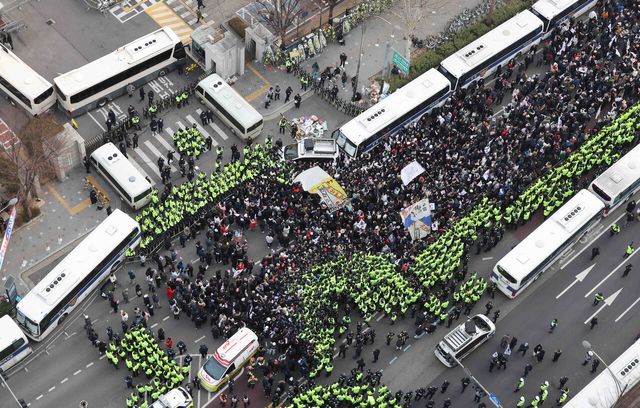 윤석열 대통령 영장실질심사가 열린 지난 18일 서부지법 앞에 윤 대통령 지지자들이 집결해 있다. [사진제공=뉴시스]