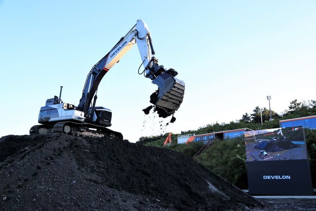 HD현대 건설기계부문의 건설장비 무인자동화 솔루션 'CONCEPT-X2'의 시연 모습. [사진제공=HD현대]