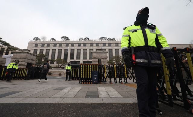 20일 오전 서울 종로구 헌법재판소 앞에서 경찰이 경계근무를 서고 있다. 사법부에서 발생한 난동에 이어 지난 19일 윤 대통령 지지자 3명이 헌재를 월담해 경찰에 체포됐다.