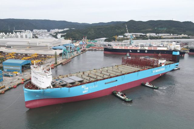 HD현대중공업이 건조한 세계 최초 초대형 메탄올 추진 컨테이너선 '아네 머스크호'의 모습. [사진제공=HD현대]