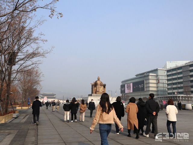 시민들이 광화문 광장을 지나가고 있다. ⓒ투데이신문