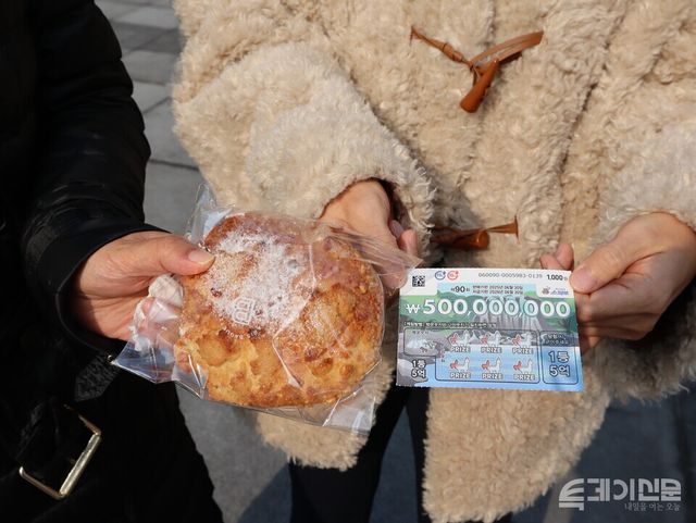 ㅇㅅㅁ게임에 참여한 시민들이 복권과 빵 중에 선택하고 있다. ⓒ투데이신문