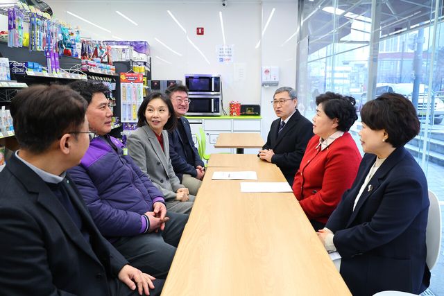 편의점 점주 이야기 경청하는 최호정 의장(왼쪽 앞에서 세번째). [사진제공=서울시의회]<br>