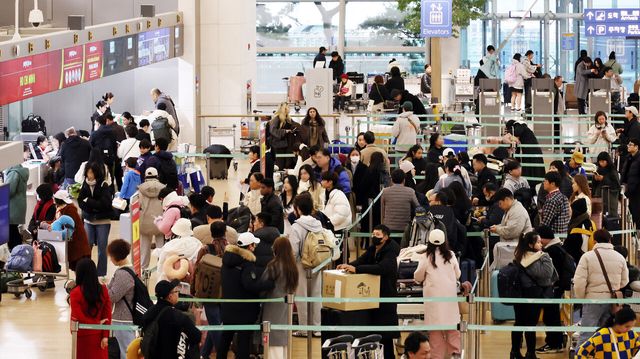 탄핵 정국으로 인한 원·달러 환율 상승과 제주항공 여객기 참사 등으로 지난해 연말 침체됐던 여행업계가 활기를 되찾고 있다. [사진 출처=뉴시스]<br>