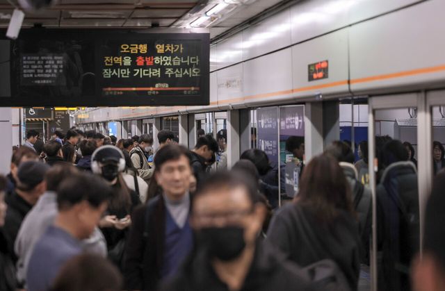수도권 지하철 2호선에 승차를 기다리는 시민들이 모여 있다. [사진제공=뉴시스]