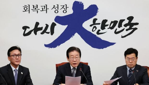 더불어민주당 이재명(가운데) 대표가 지난 20일 오전 서울 여의도 국회에서 열린 최고위원회의에서 발언하고 있다. [사진출처=뉴시스]<br>