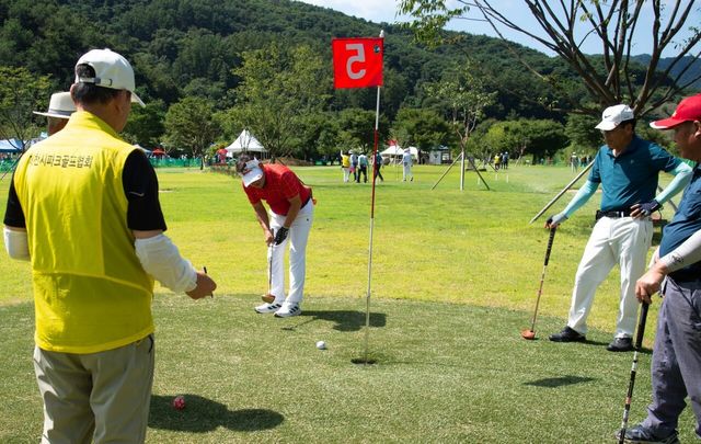 충북시의 한 파크골프장에서 대회가 진행되고 있다. [사진제공=뉴시스]