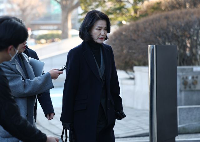 이진숙 방송통신위원장이 23일 서울 종로구 헌법재판소에서 진행되는 방통위원장 탄핵심판 청구 사건 선고에 참석하기 위해 대심판정으로 걸어가고 있는 모습. [사진제공=뉴시스]