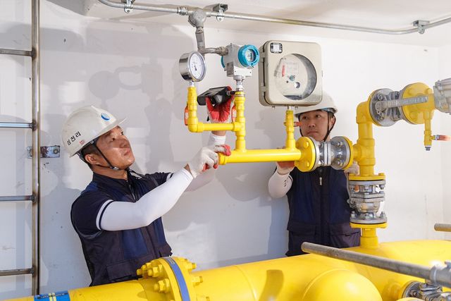 삼천리 직원이 현장에서 도시가스 안전관리 업무를 진행하고 있다. [사진제공=삼천리]