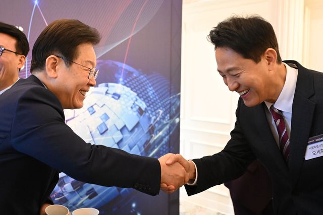지난해 10월 17일 서울 여의도 국민일보 컨벤션홀에서 ’글로벌 경제안보 전쟁-한국의 생존전략’ 주제로 열린 2024 국민미래포럼에서 이재명 더불어민주당 대표와 오세훈 서울시장이 악수하고 있다. [사진제공=뉴시스]<br>
