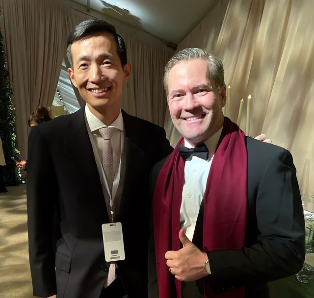 한화 김동관 부회장(왼쪽)이 지난 20일(현지시간) 미국 워싱턴DC에서 열린 트럼프 대통령 취임식 및 만찬 무도회에 참석, 마이크 왈츠 국가안보보좌관(오른쪽) 등 주요 인사들과 만나 소통하며 글로벌 네트워크를 다지고 있다. [사진제공=한화]