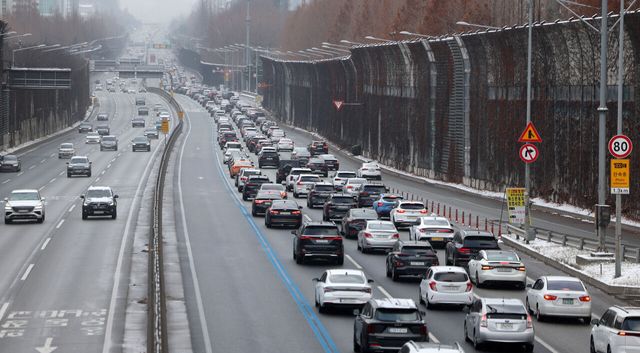 서울 서초구 잠원IC 인근 경부고속도로 하행선이 귀성 차량 행렬로 정체되고 있다. [사진제공=뉴시스]