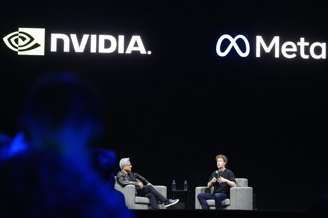 메타 마크 저커버그 CEO(오른쪽)가 미 콜로라도주 덴버의 콜로라도 컨벤션센터에서 열린 시그래프 2024에 참석해 엔비디아 젠슨 황 CEO와 AI에 관해 대담하고 있다. [사진제공=뉴시스]