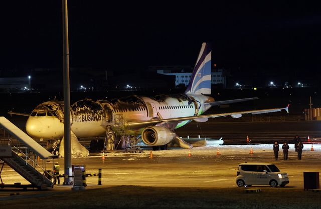 29일 새벽 진화가 완료된 에어부산 항공기 모습 [사진제공=뉴시스]