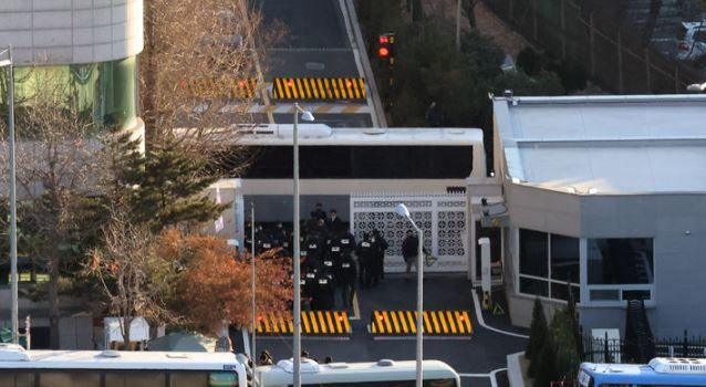 고위공직자범죄수사처(공수처)가 윤석열 대통령 체포영장 집행을 시도한 3일 오전 서울 용산구 관저 앞에서 경찰과 공수처 수사관 등이 정문 진입을 위해 대기하고 있다.&nbsp;[사진출처=뉴시스]<br>
