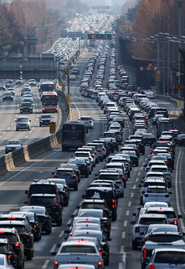 설날인 29일 오후 서울 서초구 잠원IC 인근 경부고속도로 하행선이 정체를 빚고 있다. [사진제공=뉴시스]