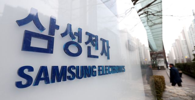 31일 서울 서초구 삼성전자 서초사옥에서 직원들이 오가고 있다. [사진제공=뉴시스]