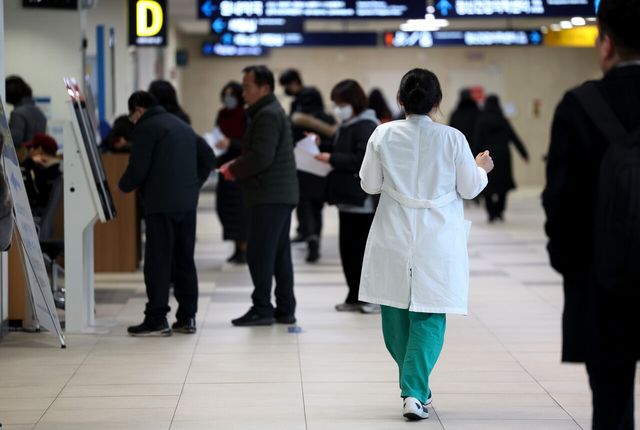 지난 20일 서울의 한 대학병원에서 의료계 관계자가 걸어가고 있다. [사진제공=뉴시스]