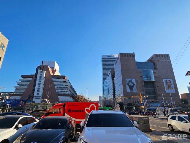 신반포4차 아파트단지에서 바라본 서울고속터미널과 신세계백화점 강남점.&nbsp;ⓒ투데이신문