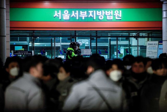 지난 19일 윤석열 대통령 지지자들에 의해 파손된 서울서부지방법원 입구 앞에 시민들이 모여 있다. [사진제공=뉴시스]