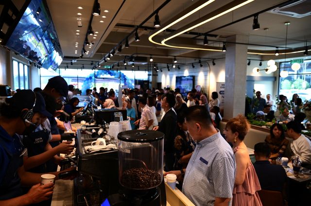  국내 프랜차이즈 커피 시장이 포화 상태에 이르며 중저가형 커피 브랜드들이 잇따라 해외 공략에 나서고 있다.[사진 출처=이디야커피]<br>