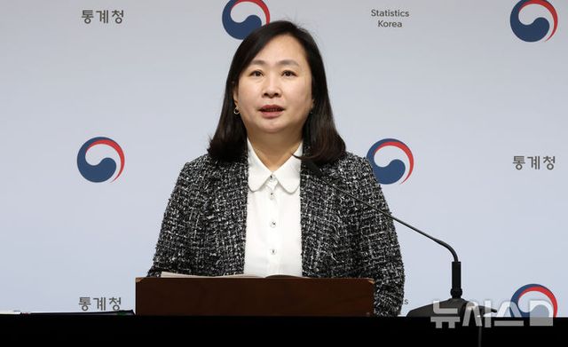 공미숙 통계청 경제동향통계심의관이 30일 세종시 정부세종청사에서 2024년 11월 산업활동동향을 발표하고 있다. [사진 출처 = 뉴시스]