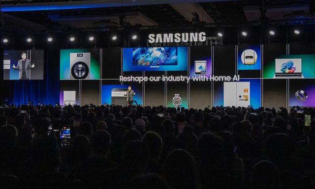 삼성전자 한종희 대표이사 부회장이 6일(현지시간) 진행된 ‘CES 2025 삼성 프레스 콘퍼런스’ 행사에서 ‘Home AI’ 비전을 발표하고 있다. [사진제공=삼성전자]