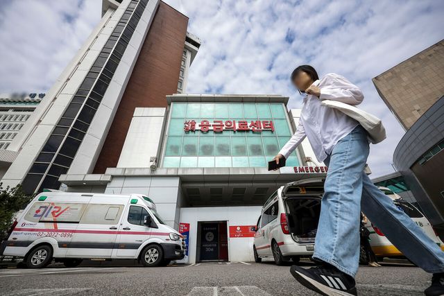 서울 소재 한 대학병원 응급의료센터 앞으로 시민이 걸어가고 있다. [사진제공=뉴시스]
