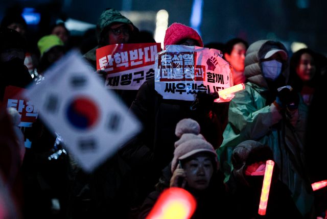 지난 6일 서울 용산구 대통령 관저 인근 ‘윤석열 대통령 탄핵 기각 촉구 집회’ 참가자들의 모습. [사진제공=뉴시스]