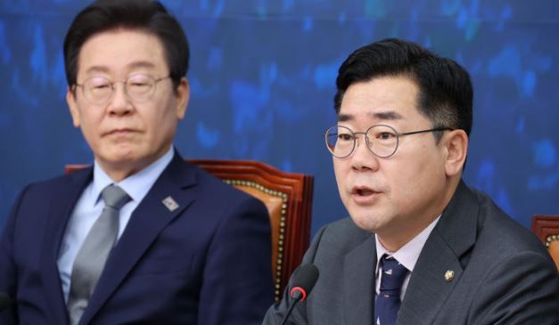 더불어민주당 박찬대(오른쪽) 원내대표. [사진출처=뉴시스]