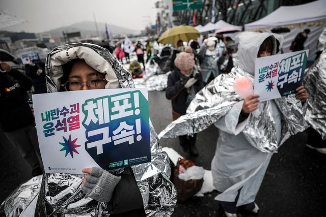 지난 6일 서울 용산구 대통령 관저 인근에서 진행된 ‘윤석열 즉각 체포구속 기자회견’에서 참가자들이 손 피켓을 들고 있는 모습. [사진제공=뉴시스]