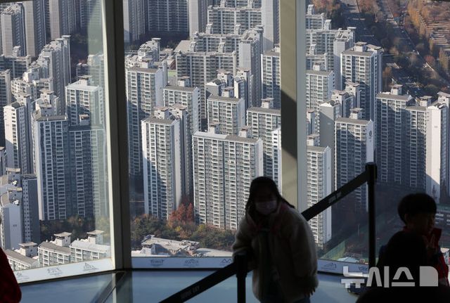 서울 송파구 롯데월드타워 서울 스카이에서 아파트 밀집 지역이 보이고 있다. [사진 출처 = 뉴시스]