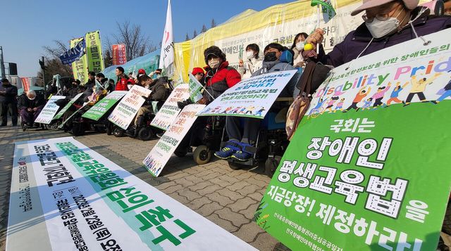 전국장애인차별철폐연대가 지난해 2월 23일 서울 여의도 국회 앞에서 ‘장애인평생교육법 교육위원회 심의 촉구’ 긴급농성 결과보고 기자회견을 진행하고 있다. [사진제공=뉴시스]<br>