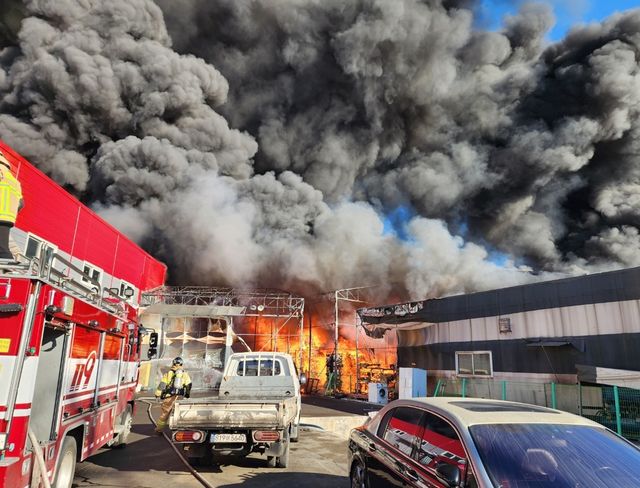 지난해 10월 인천 서구 왕길동 기계가공 공장에서 화재가 발생해 소방 당국이 진화 작업을 수행하고 있다. [사진제공=뉴시스]
