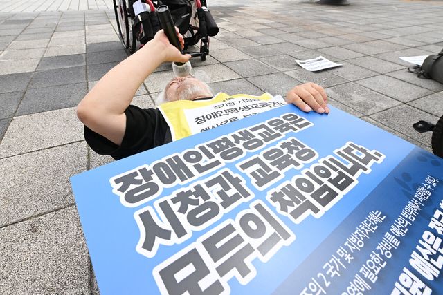 전국장애인차별철폐연대 박경석 상임공동대표가 지난해 7월 23일 광주 서구 광주시청 앞에서 진행된 전국장애인야학협의회의 ‘장애인평생교육 책임 촉구 기자회견’에서 말하고 있다. [사진제공=뉴시스]