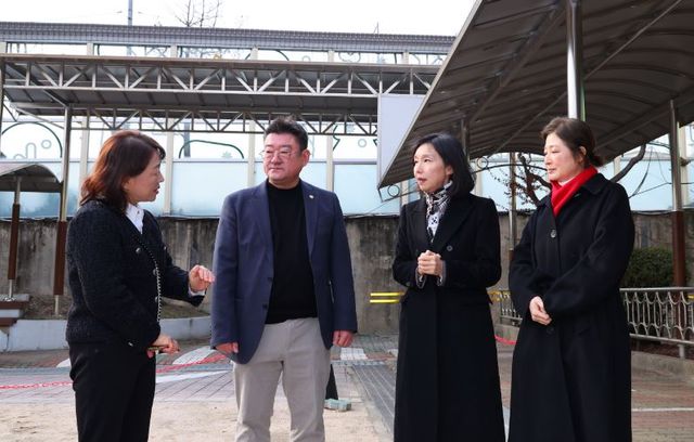 서울특별시의회&nbsp;최호정 의장이 지난 8일 대통령 관저 인근에 위치한 한남초등학교를 찾아 현장을 점검했다. [사진제공=서울시의회]<br>